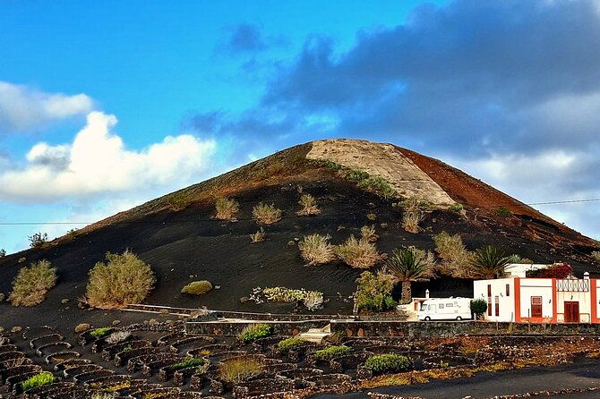 lanzarote-e-bike-tour-volcano-craters-scenic-vineyards