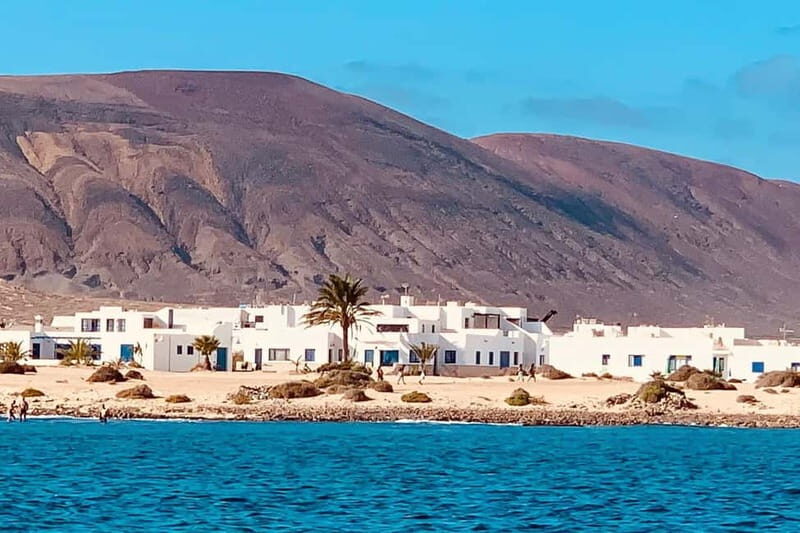 Lanzarote: Ferry to La Graciosa with Wi-Fi (free parking) - Convenient Location: Parking and Meeting Points