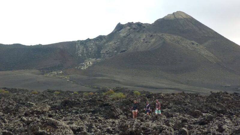 lanzarote-guided-volcano-hike-with-transfers