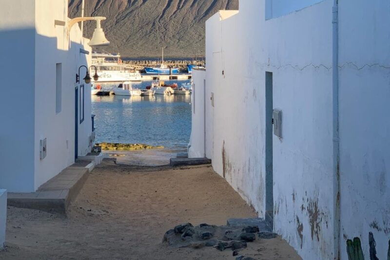 lanzarote-return-ferry-to-la-graciosa-with-bus-pickup