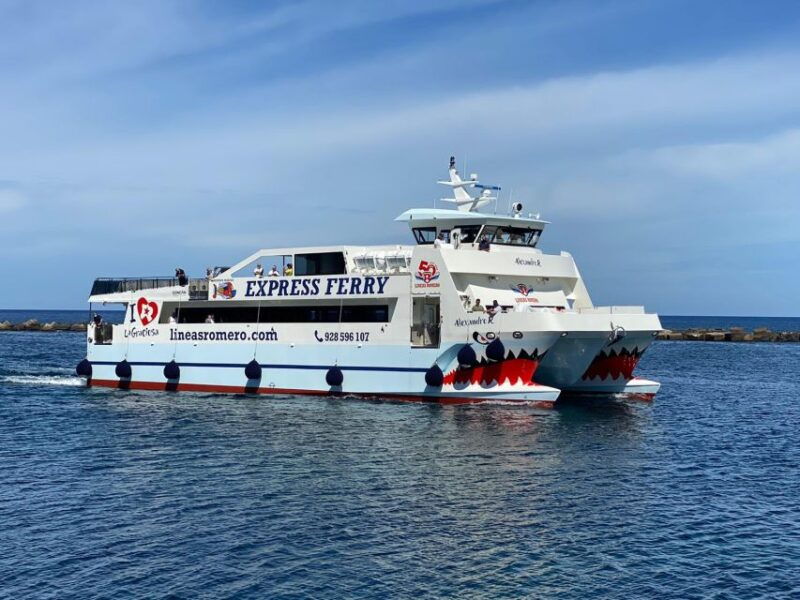lanzarote-return-ferry-to-la-graciosa-with-bus-pickup