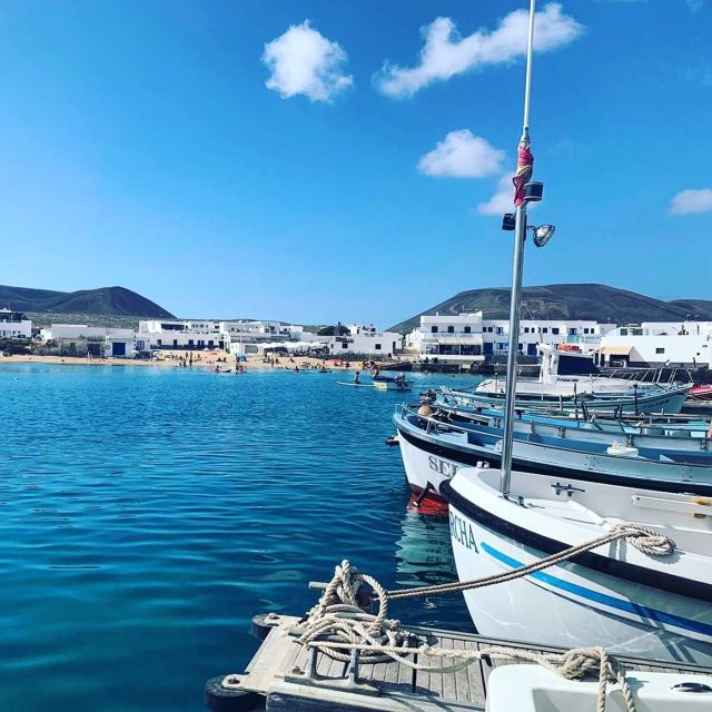 lanzarote-return-ferry-to-la-graciosa-with-bus-pickup