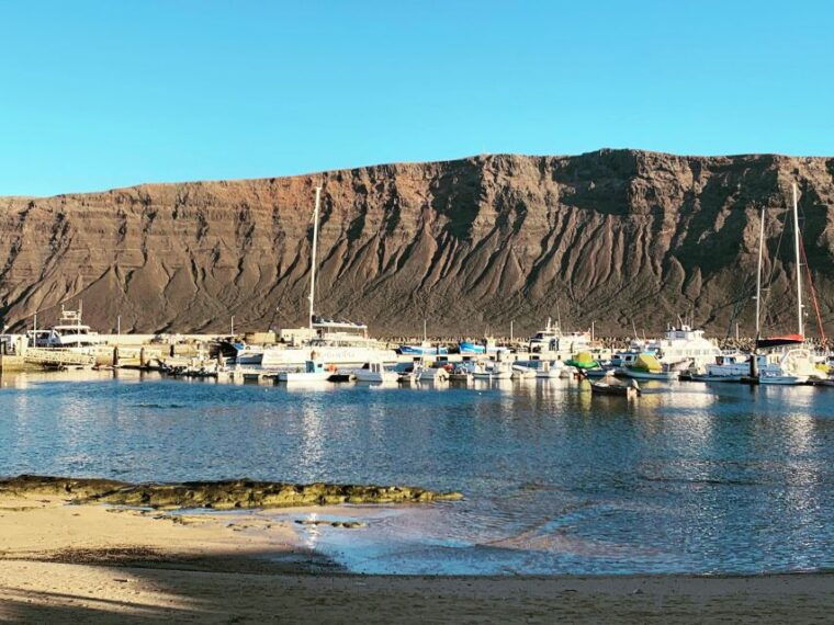 lanzarote-return-ferry-to-la-graciosa-with-bus-pickup