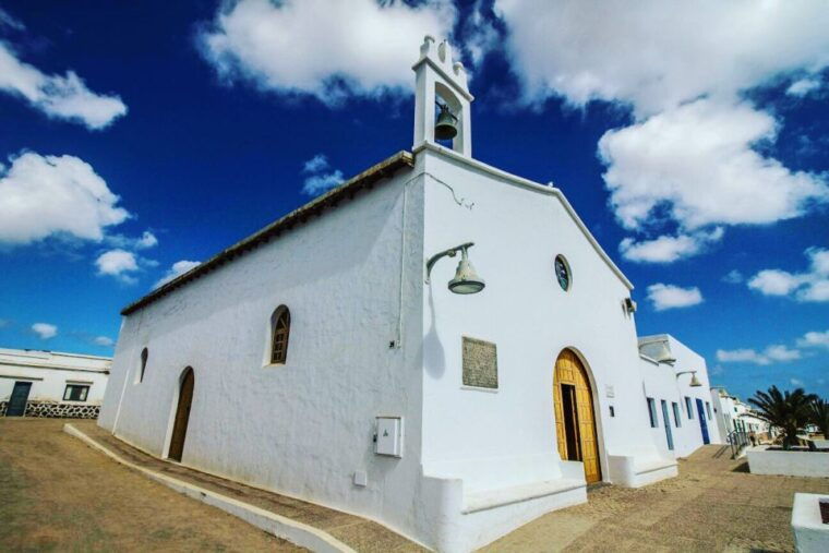 lanzarote-return-ferry-to-la-graciosa-with-bus-pickup