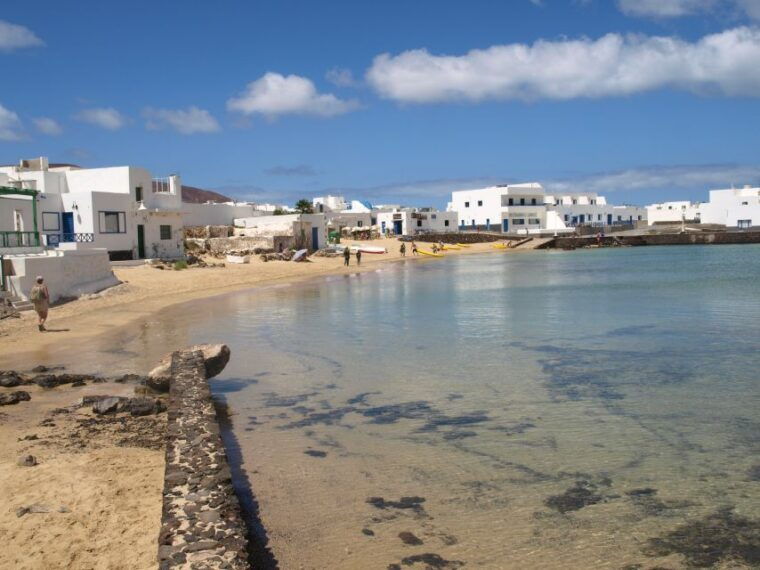 lanzarote-return-ferry-to-la-graciosa-with-bus-pickup