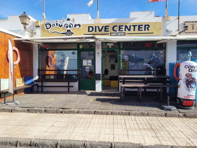 lanzarote-small-group-beginner-dive-course-costa-teguise