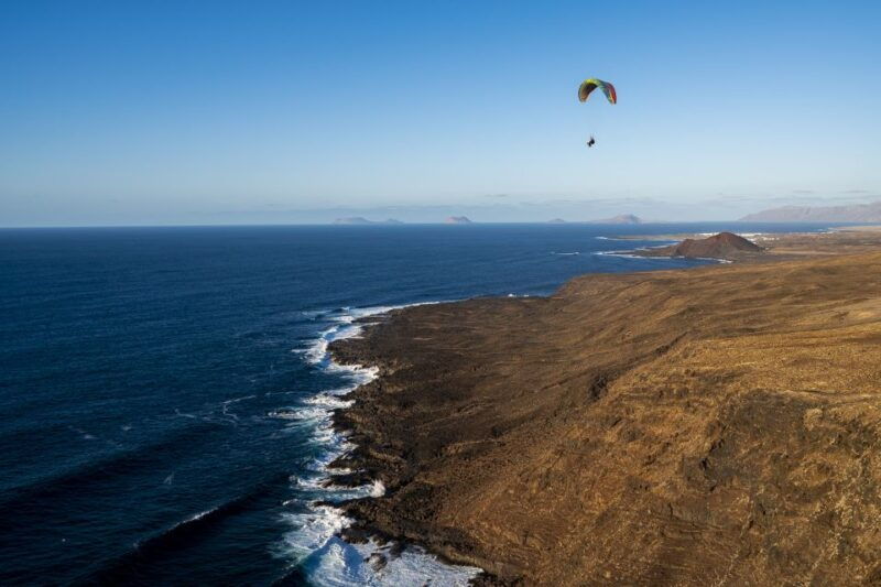lanzarote-tandem-paragliding-flight-over-lanzarote
