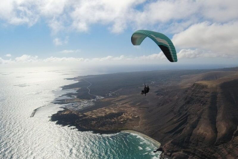 lanzarote-tandem-paragliding-flight-over-lanzarote