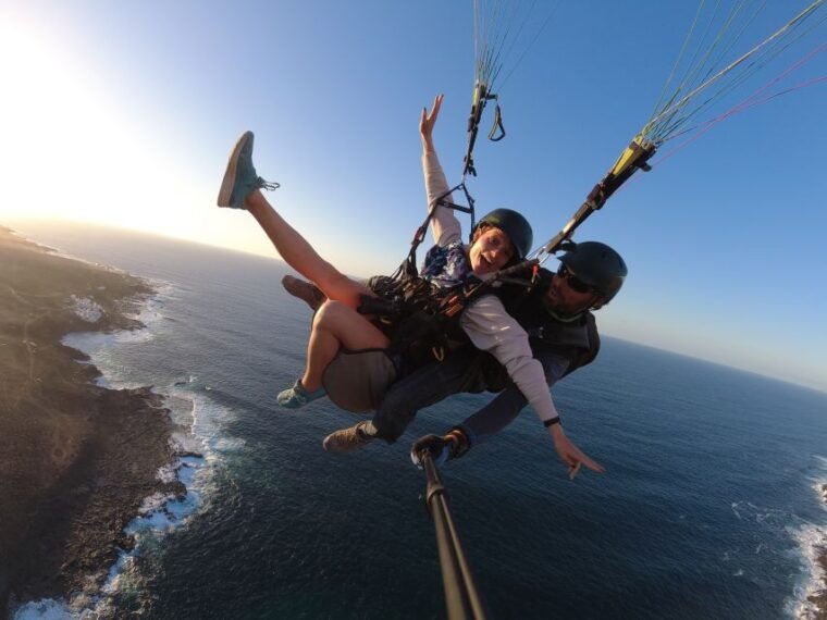 lanzarote-tandem-paragliding-flight-over-lanzarote