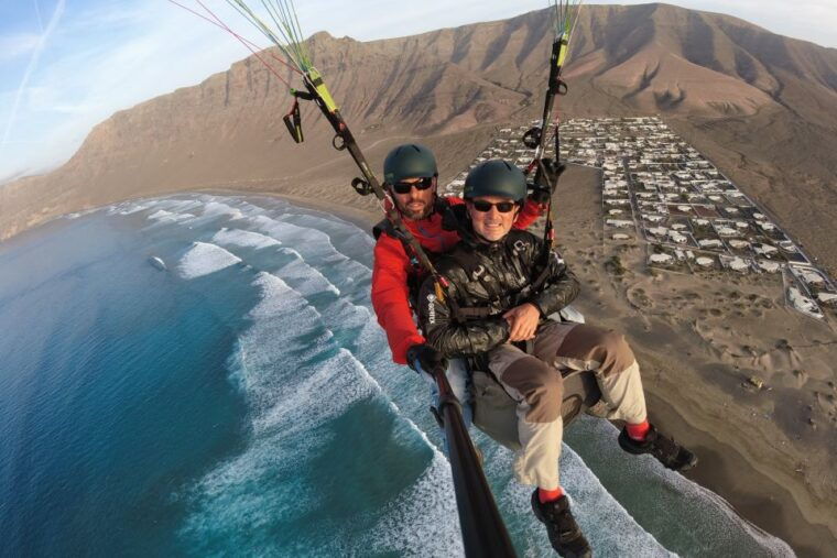 lanzarote-tandem-paragliding-flight-over-lanzarote