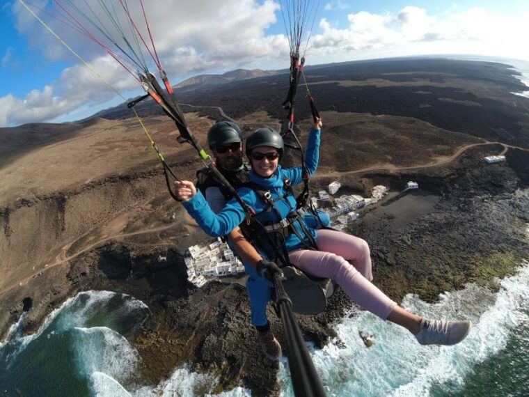 lanzarote-tandem-paragliding-flight-over-lanzarote