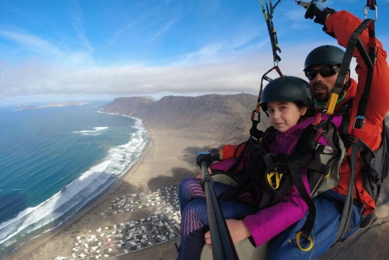 lanzarote-tandem-paragliding-flight-over-lanzarote