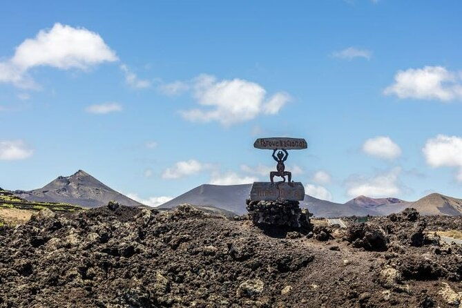 lanzarote-volcanoes-tour-departing-from-fuerteventura-4