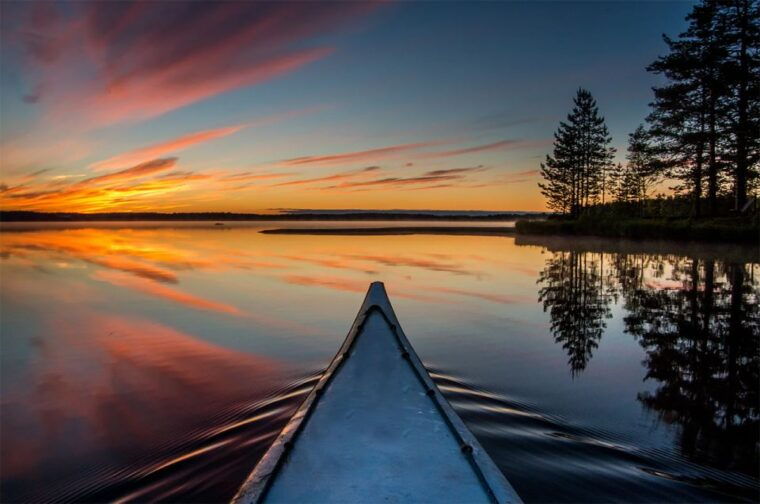 lapland-canoeing-trip-with-reindeer-and-husky-farm-tour