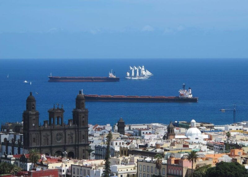 las-palmas-city-harbor-and-beach-walking-tour