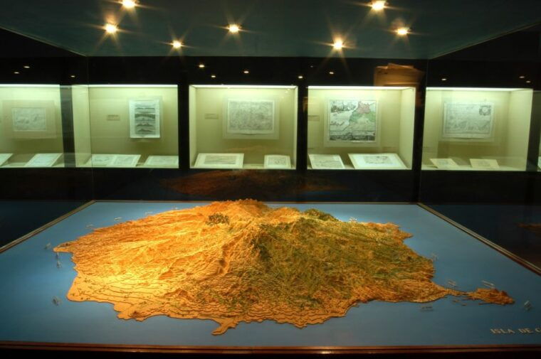las-palmas-private-old-city-guided-walking-tour-with-tapas