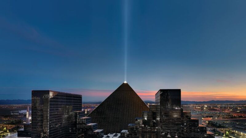 las-vegas-carrot-top-at-luxor-hotel-casino