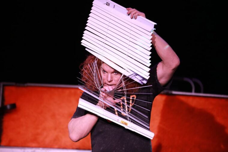 las-vegas-carrot-top-at-luxor-hotel-casino