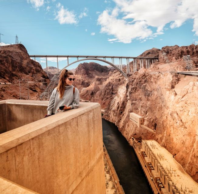 las-vegas-hoover-dam-and-seven-magic-mountains-tour