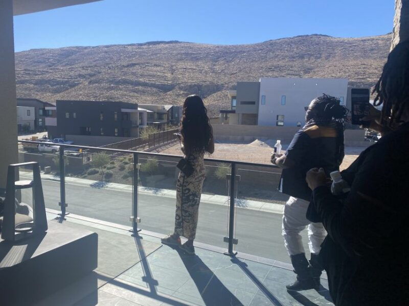 las-vegas-luxury-home-tour-with-snacks-and-drinks