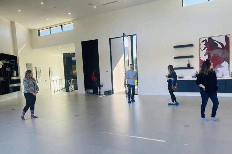 las-vegas-luxury-home-tour-with-snacks-and-drinks