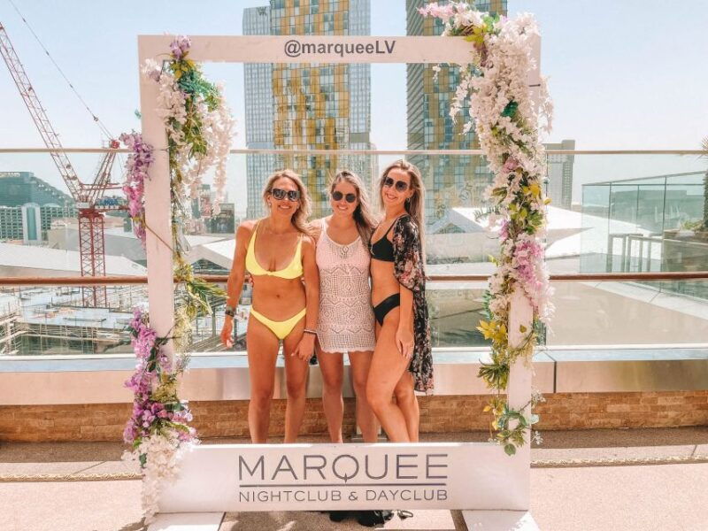 las-vegas-pool-crawl-with-free-drinks-on-the-party-bus