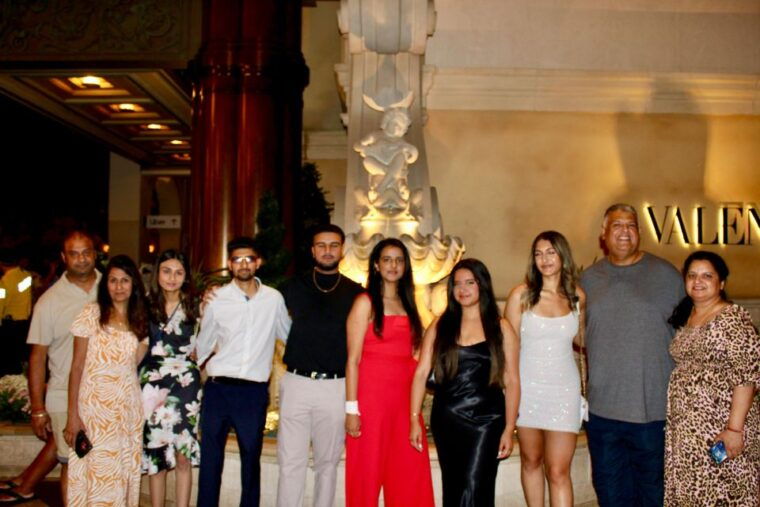 las-vegas-strip-limo-tour-with-champagne-and-photos