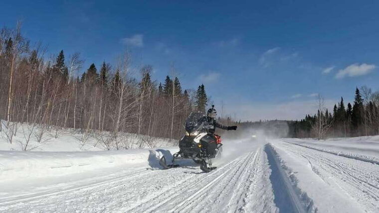 lascension-snowmobiling-upper-laurentians-2hrs