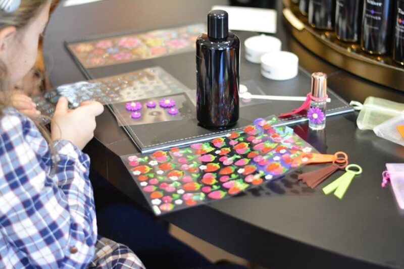 le-petit-parfumeur-perfume-creation-children-in-grasse