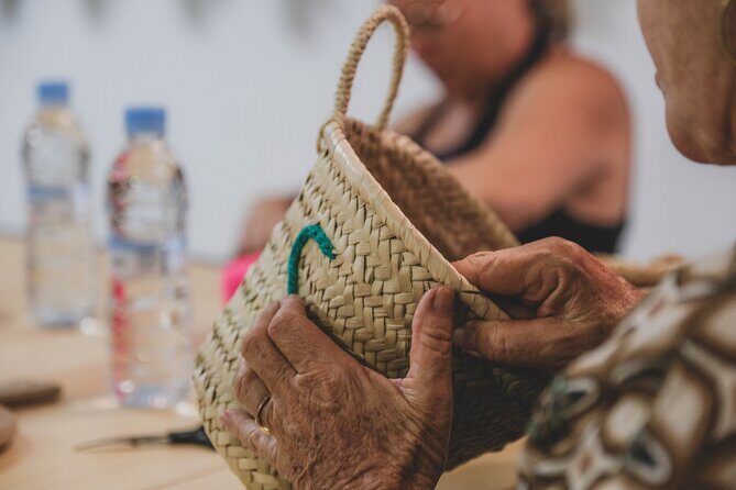 Learn embroidery in Arabic calligraphy in Marrakech - FAQ  