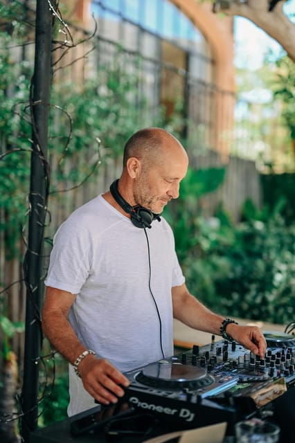 learn-to-mix-with-a-professional-dj-in-ibiza