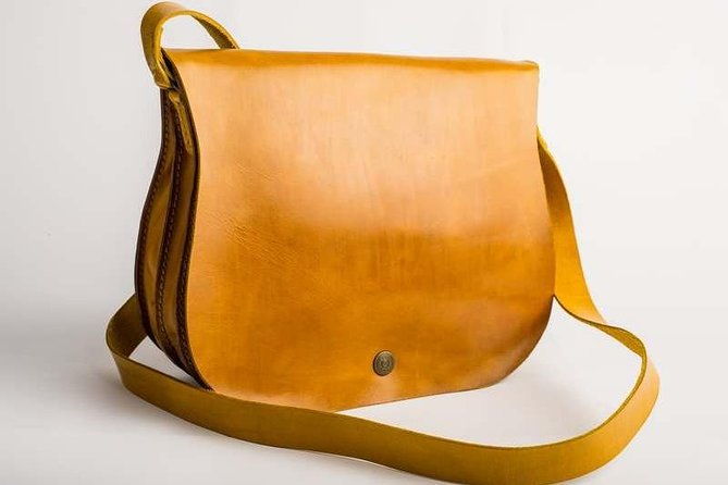 leathercraft-workshop-in-the-rastro-of-madrid