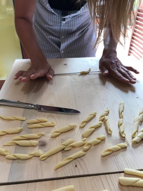 lecce-home-cooking-class-craft-orecchiette-savor-wine