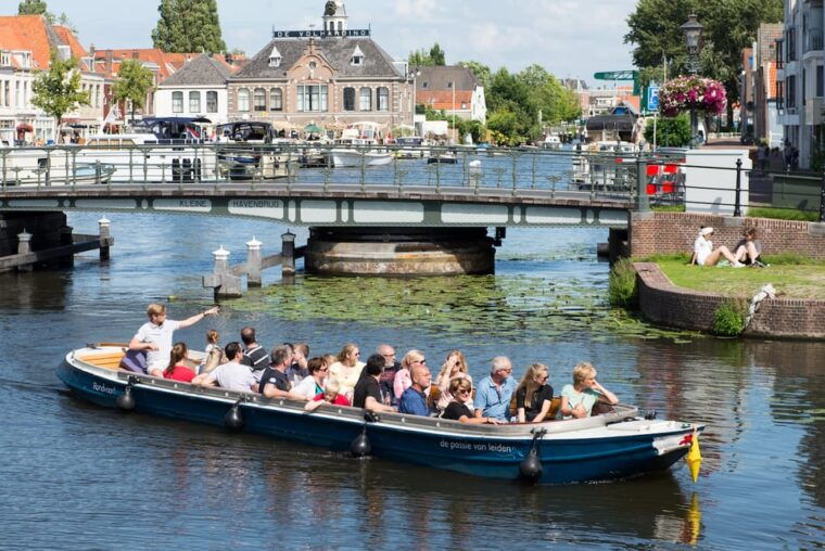leiden-guided-city-canal-cruise