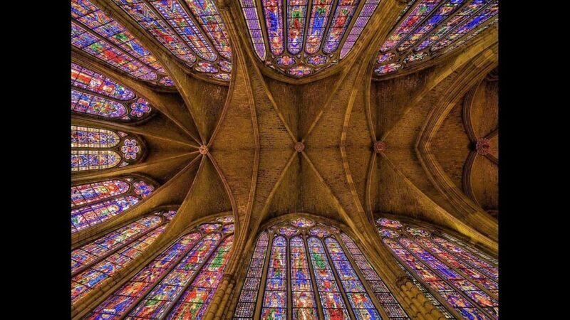 León Cathedral: tour with a local art historian - Exploring the León Cathedral