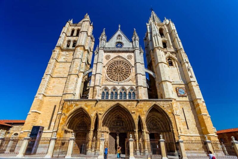 León Cathedral: tour with a local art historian - Authentic Insights from Past Participants