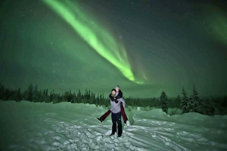 levi-aurora-borealis-bus-snowshoe-tour-with-hot-drink