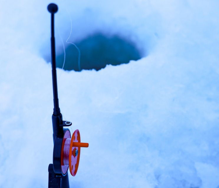 levi-lapland-arctic-ice-fishing