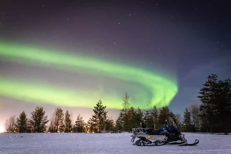 levi-snowmobile-northern-lights-hunting-trip
