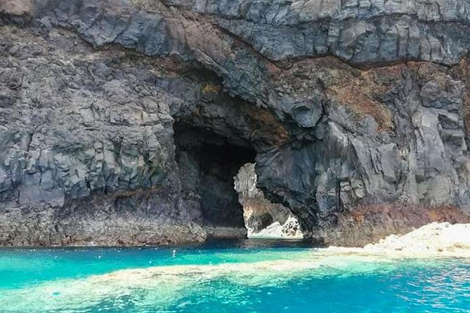 lighthouse-view-3-cais-do-sardinha-lighthouse-and-return-to-cais-do-sardinha-2