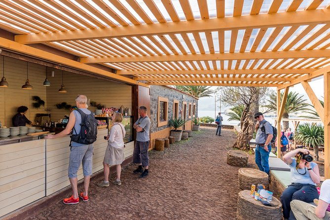 lighthouse-view-3-cais-do-sardinha-lighthouse-and-return-to-cais-do-sardinha