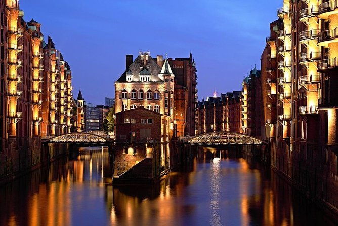 lights-tour-through-the-port-of-hamburg-and-to-the-historic-warehouse-district
