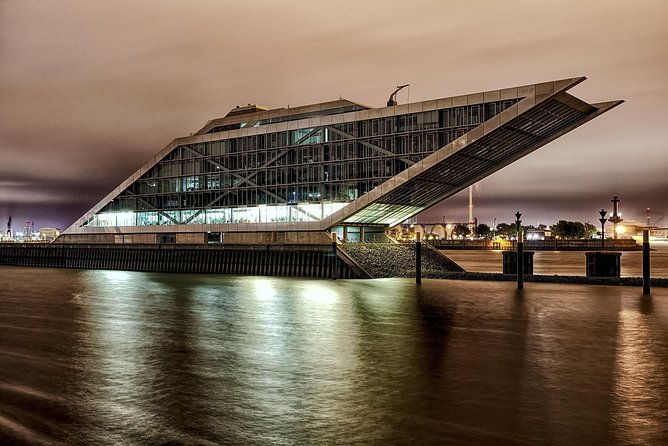 lights-tour-through-the-port-of-hamburg-and-to-the-historic-warehouse-district
