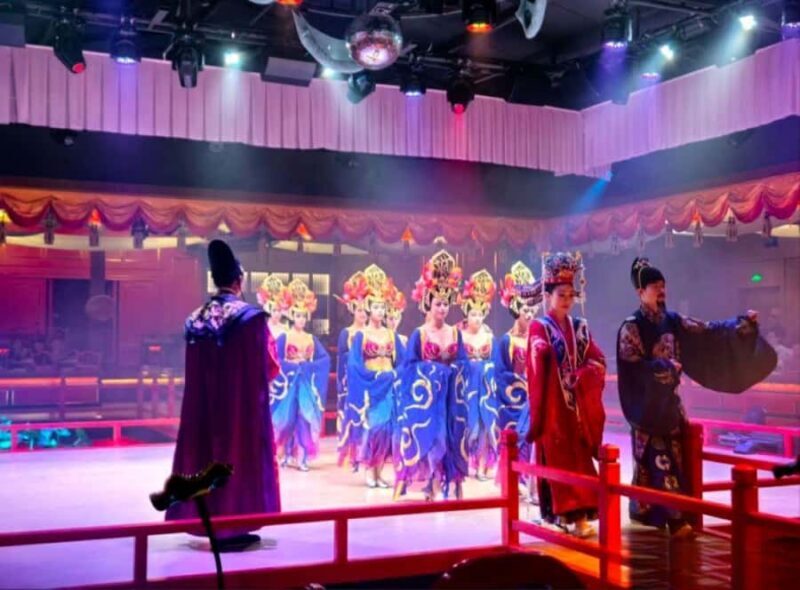 Lijiang: Yuyan Banquet Dinner Show with Costumes - Key Points