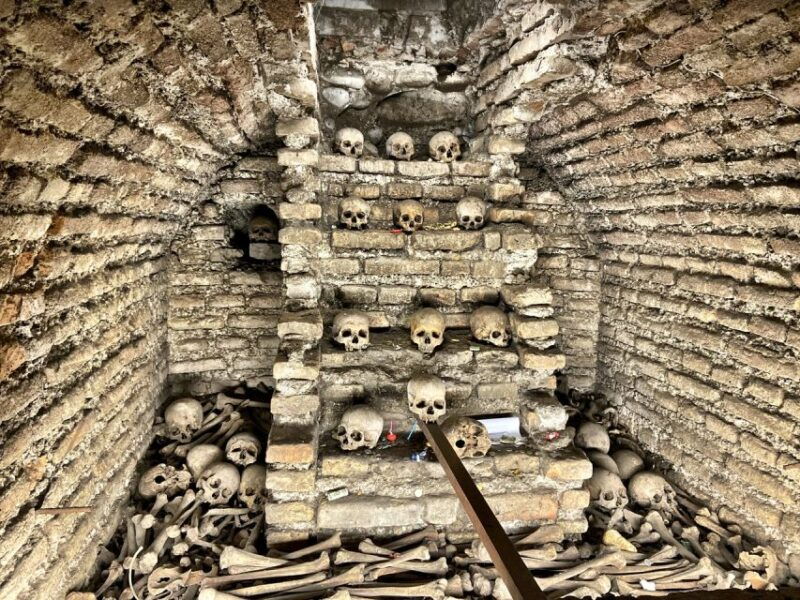 lima-bus-tour-historic-center-catacombs-of-saint-francis