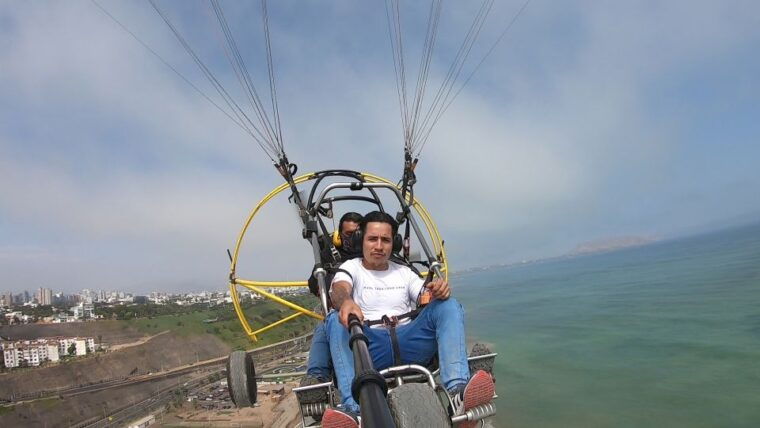 lima-paragliding-flight-over-costa-verde-districts