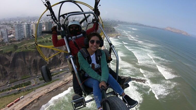 lima-paragliding-flight-over-costa-verde-districts
