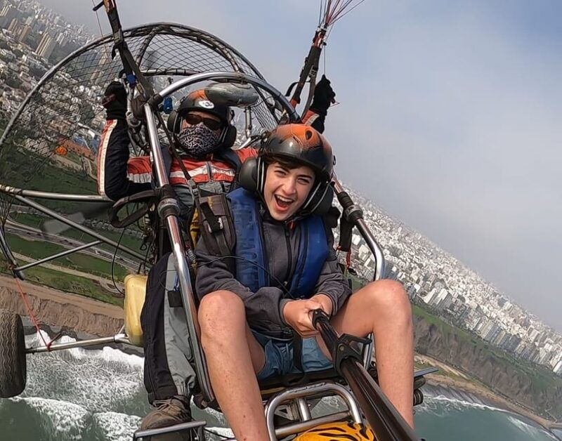lima-paragliding-flight-over-costa-verde
