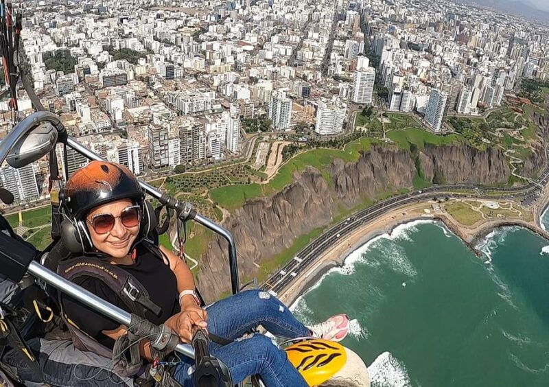 lima-paragliding-flight-over-costa-verde