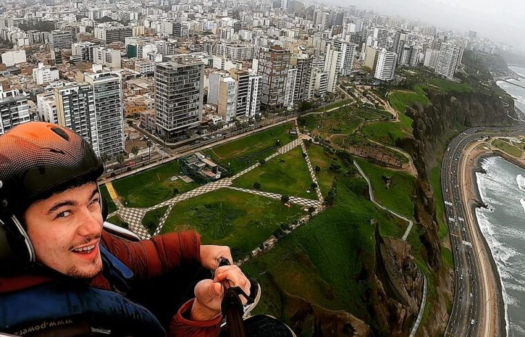lima-paragliding-flight-over-costa-verde